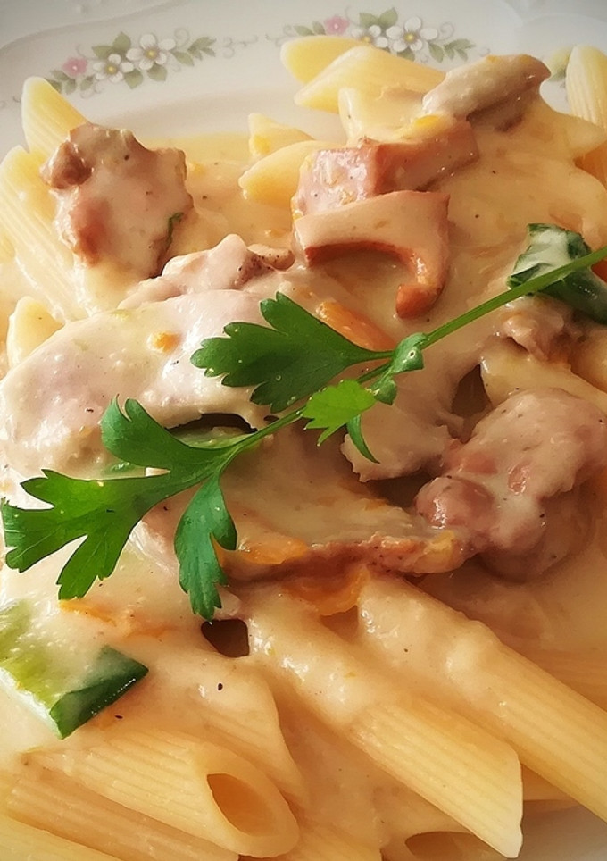 Una foto de Penne con carne asada, chanterelle y verduras