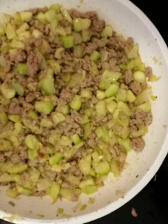 Una foto de Dados de calabacín salteados con carne