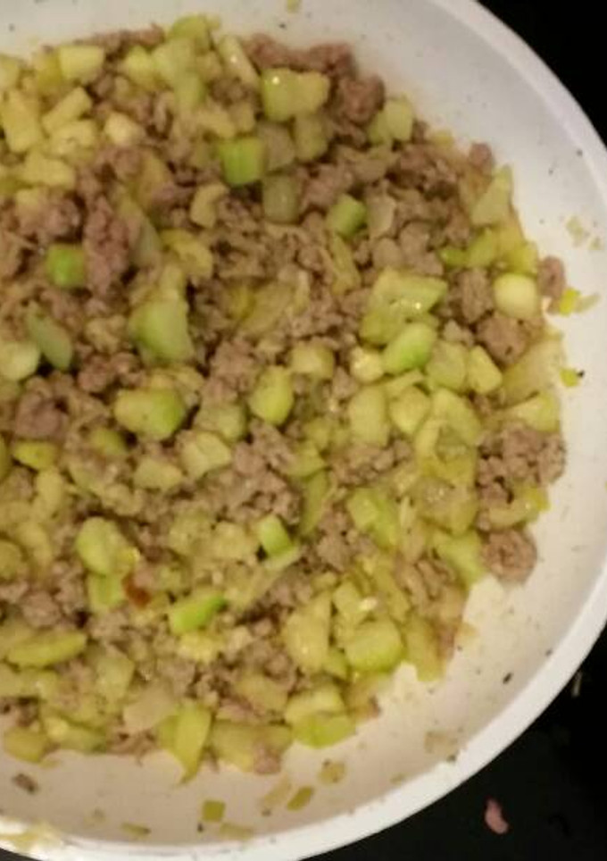 Una foto de Dados de calabacín salteados con carne