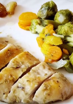 Rozmaringos csirkemell, párolt egészséggel recept fotója