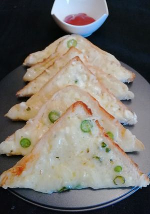 A picture of Chilli cheese toast.