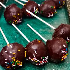 A picture of Chocolate popsicles 🍫🍭.
