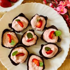 A picture of Strawberry cheesecake in chocolate cups.