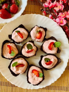 A picture of Strawberry cheesecake in chocolate cups.