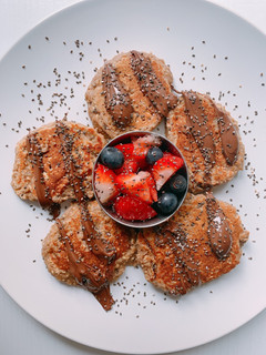 Una foto de Tortitas veganas de avena, nueces y plátano