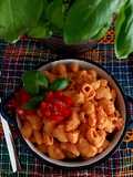 Pasta en salsa cremosa vegana de tomates cherry y chipotle