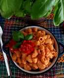 Pasta en salsa cremosa vegana de tomates cherry y chipotle