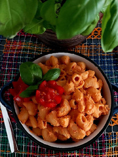 Una foto de Pasta en salsa cremosa vegana de tomates cherry y chipotle