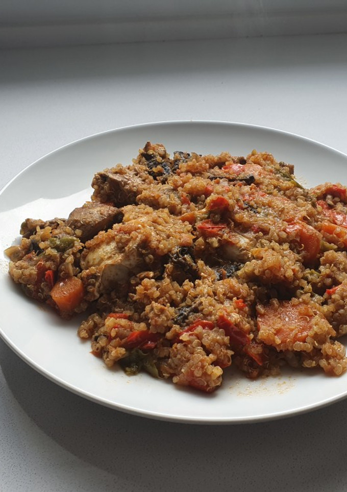 Una foto de Verduritas con quinoa y huevo. Olla GM