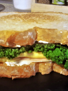 Una foto de Sándwich de pechuga de pavo, tortilla y Kale