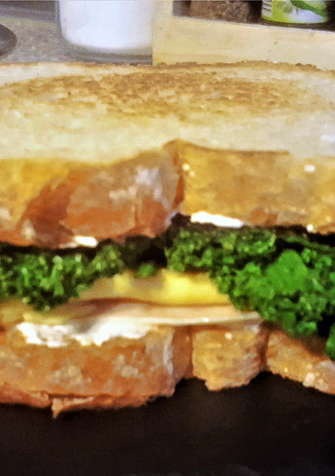 Una foto de Sándwich de pechuga de pavo, tortilla y Kale