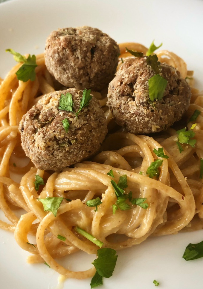 Una foto de Espagueti integral con salsa de huevo y queso (y albóndigas de ternera, avena y mostaza)