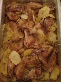 Una foto de Alitas de pollo con papas al horno