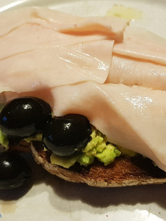 Foto principal de Tostada con Aguacate, Queso de Cabra y Pavo