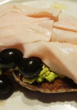 Foto principal de Tostada con Aguacate, Queso de Cabra y Pavo