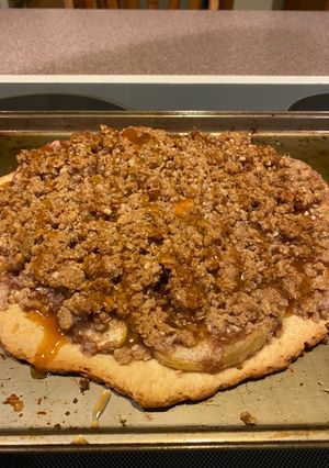 A picture of Apple crisp dessert pizza.