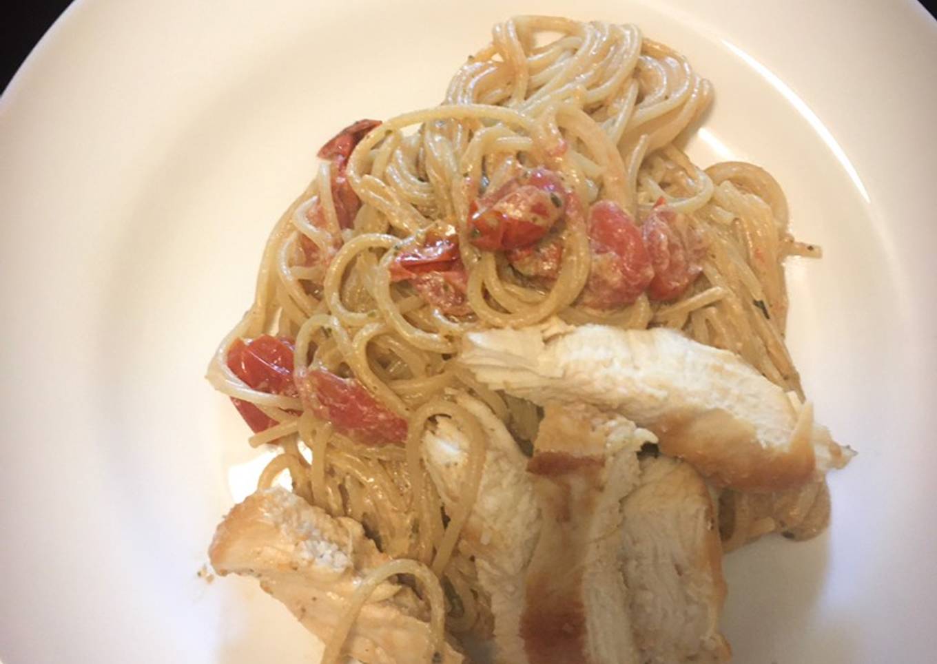 Pasta with tomato cream and chicken