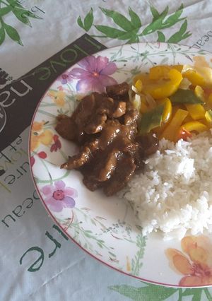 Une photo de Boeuf au miel et à la sauce de soja et légumes