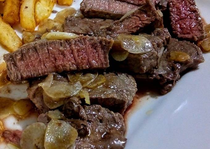 LOMITO De Res al Ajillo, término Azul con Papas Fritas Receta de ?Zandry  ABRADELO?- Cookpad