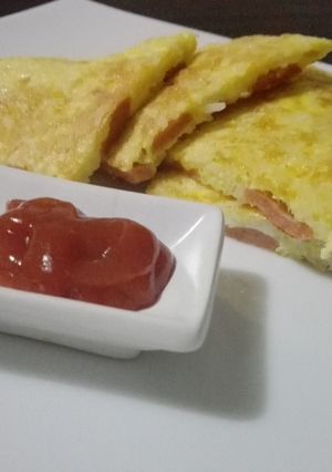 Una foto de Tortilla de arroz con salchichas