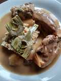 Collares de ternasco guisados con alcachofas y arroz salvaje