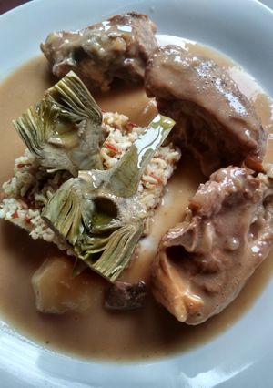 Una foto de Collares de ternasco guisados con alcachofas y arroz salvaje