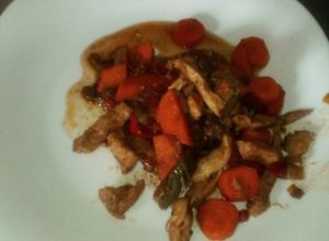 Una foto de Wok de pollo y verduras (Pero en plancheta)