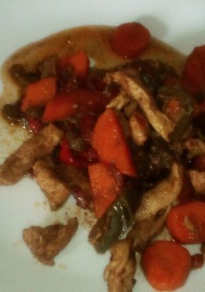 Una foto de Wok de pollo y verduras (Pero en plancheta)