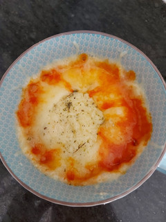 Una foto de Mini pizza 🍕 en taza al microondas