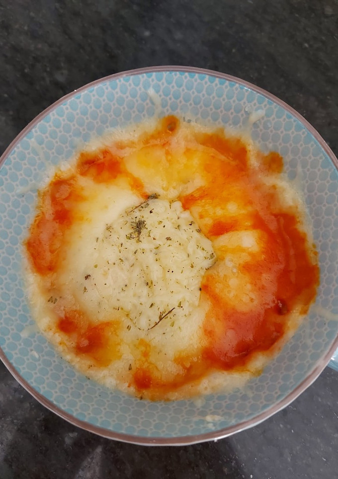 Una foto de Mini pizza 🍕 en taza al microondas
