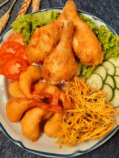 Hình của món Combo món chiên: đùi gà chiên, tôm chiên, khoai lang chiên.