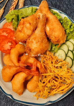 Hình của món Combo món chiên: đùi gà chiên, tôm chiên, khoai lang chiên.