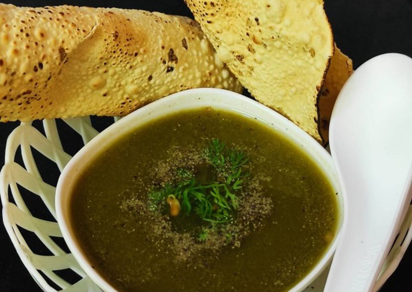Healthy Palak Tomato & Sprouts Soup