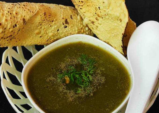 Healthy Palak Tomato & Sprouts Soup