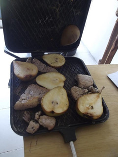 Una foto de Peras asadas con cerdo a la piminta y ron