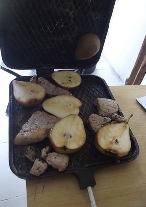 Una foto de Peras asadas con cerdo a la piminta y ron