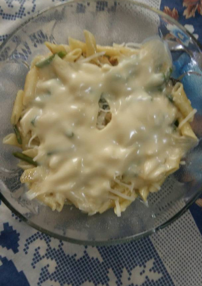 Una foto de Macarrones (puede ser cualquier tipo de Pasta) con espárragos trigueros