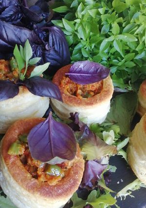 Une photo de Bouchée de la reine aux legumes basilic pourpre et vert🌶️🌿🌿