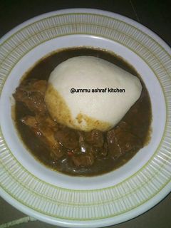 Tuwan masara da miyar kuka ainihin hoton girkin