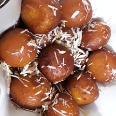 A picture of Gulab jamun.
