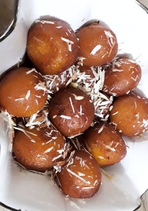 A picture of Gulab jamun.