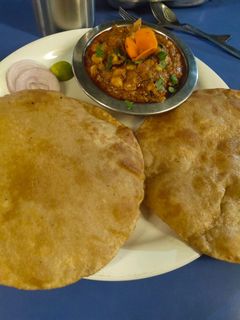 छोले पूरी (chole poori recipe in Hindi) रेसिपी मुख्य फोटो