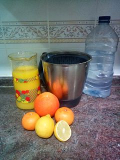 Una foto de Zumo de mango, naranja y limón