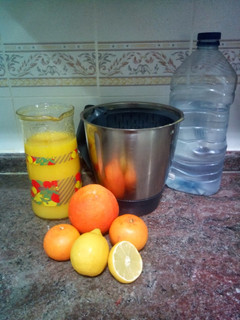 Una foto de Zumo de mango, naranja y limón
