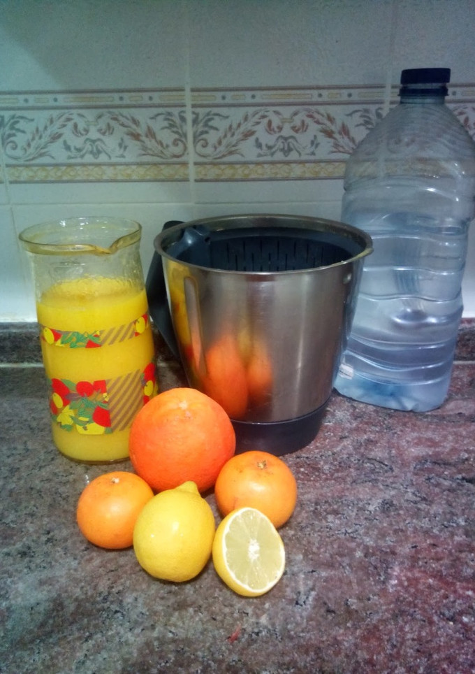 Una foto de Zumo de mango, naranja y limón