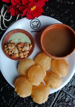 A picture of Puchka Puri.