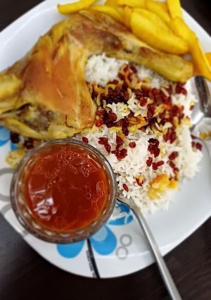 عکسی از دستور زرشک پلو مرغ رستورانی