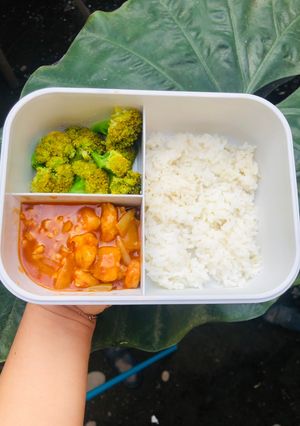 Foto resep Ide Bekal Ayam Saus Asam Manis Super Simpel & Brokoli