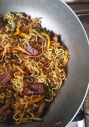 A picture of Pork & Veggie Stir Fry Noodles.