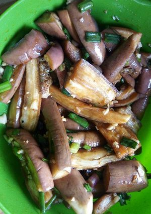 A picture of Steamed spicy eggplant (brinjal).